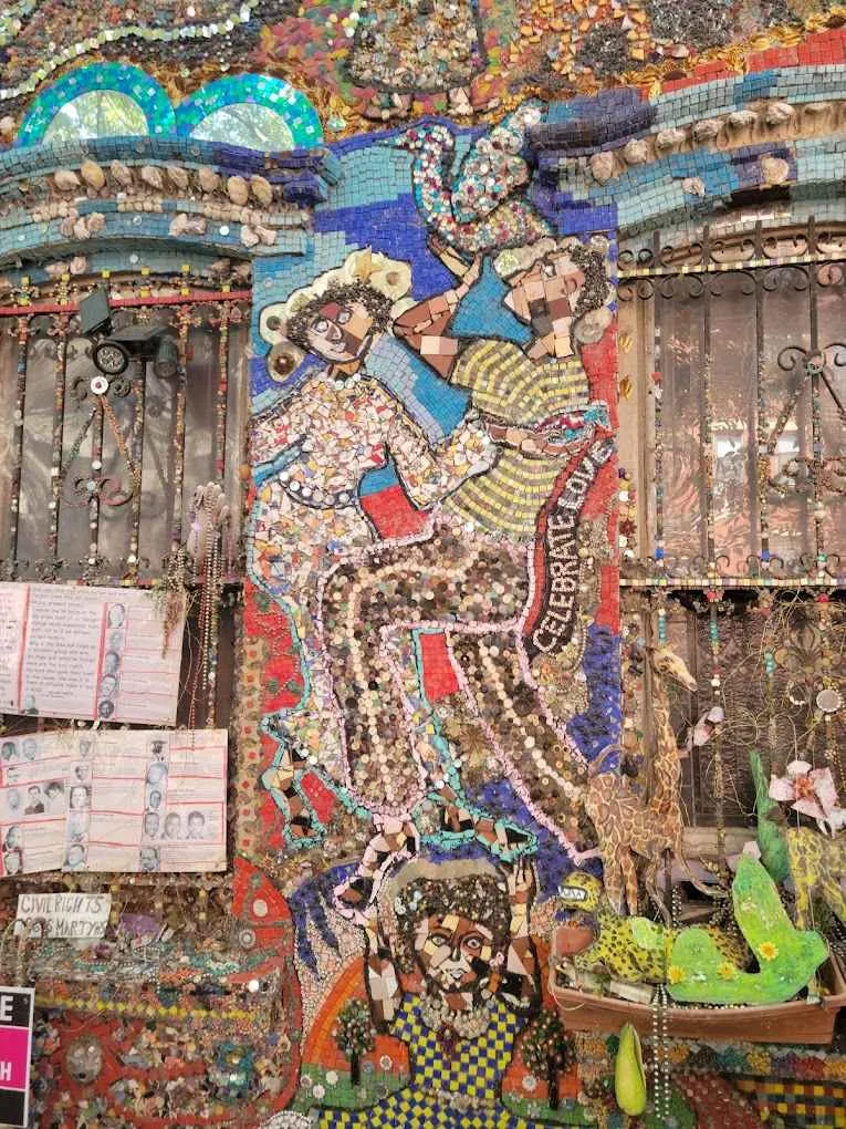 pareja bailando en la casa mosaico de brooklyn