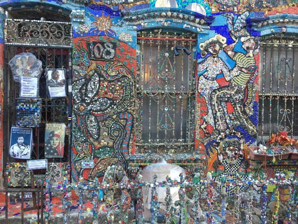 fachada mosaic house