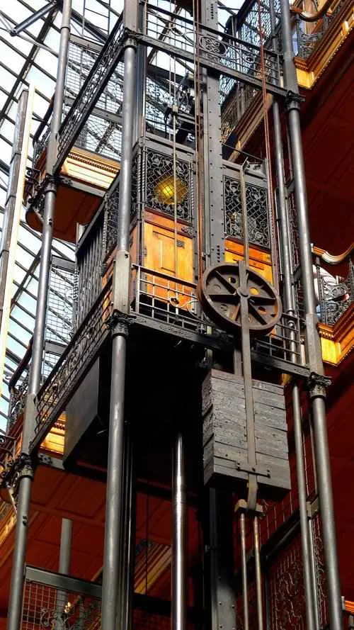 elevador antiguo del siglo 19
