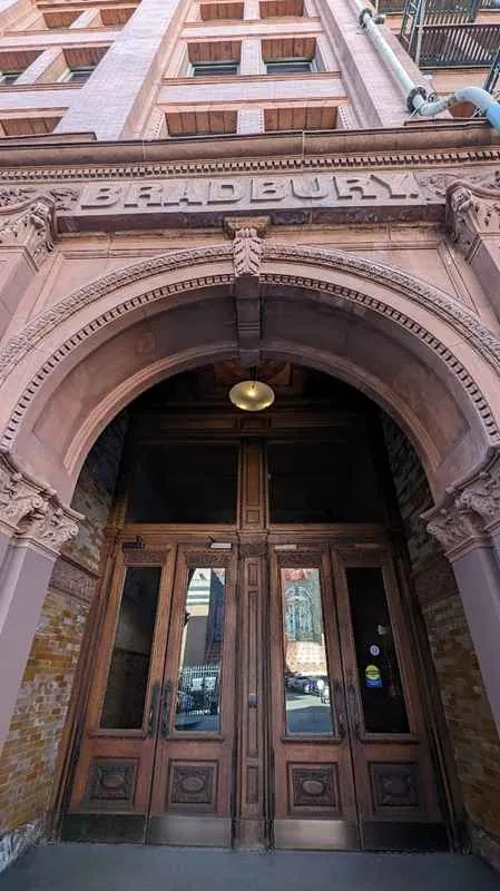 entrada al bradbury building