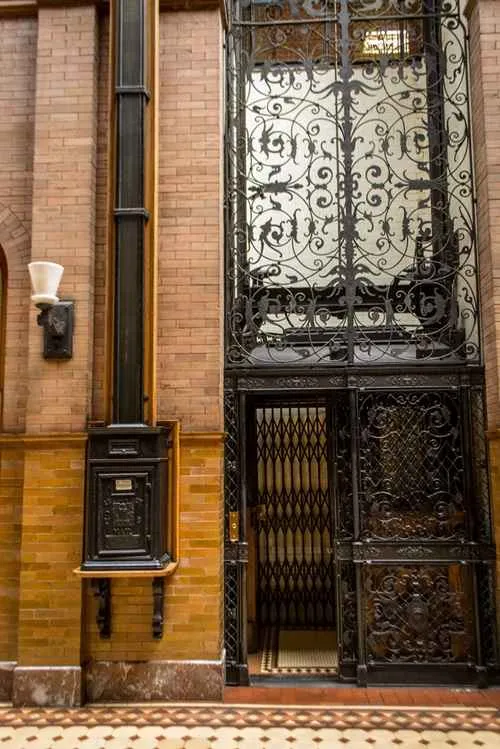 elevador antiguo del edificio bradbury