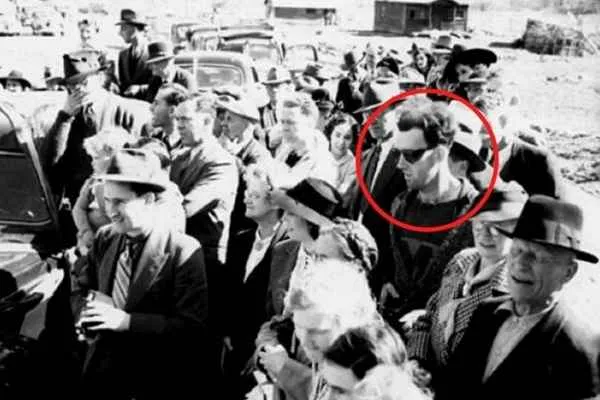 supuesto viajero en el tiempo John Titor, foto tomada en 1940 en canada