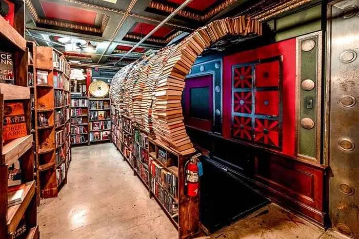 libreria mas grande de los angeles, tunel de libros