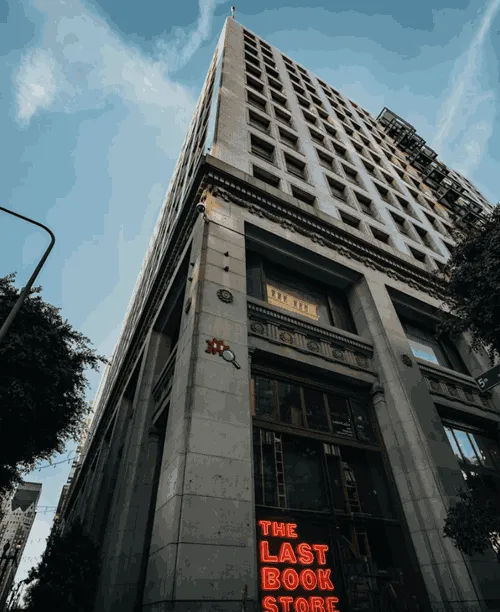 edificio de un banco antiguo hoy la libreria mas grande de california