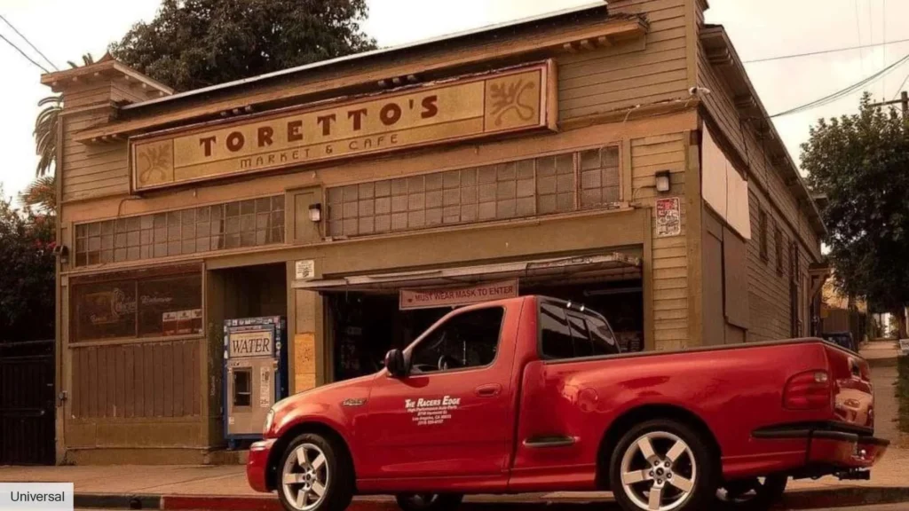 Camioneta de Brian en toretto's market buscando sandwich de atun
