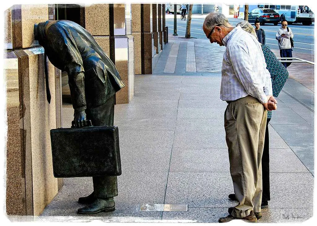Para leer el la placa se debe adoptar la forma de "Corporate Head"