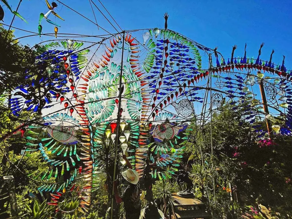 escultura de la virgen de guadalupe hecha con vidrio