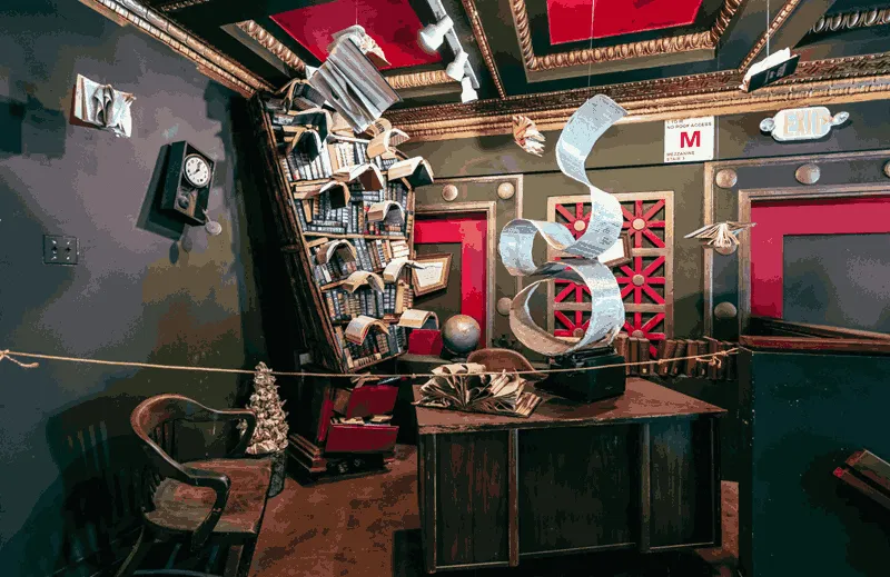 escultura artistica hecha con libros