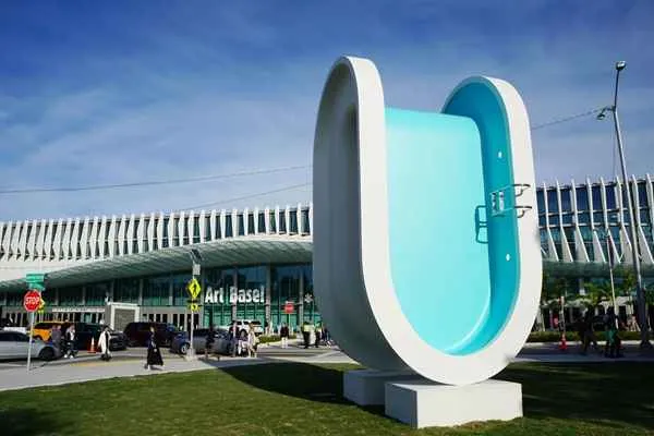 bent pool o piscina doblada, una escultura en miami beach