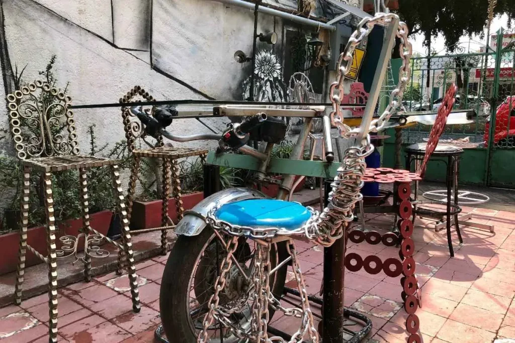 silla hecha de cadenas en el minichelista