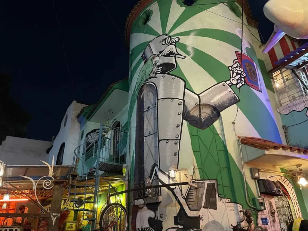 mural gigante de robot con mostacho