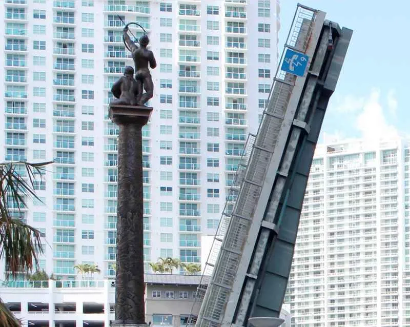 La escultura se encuentra en el puente Brickell en Miami