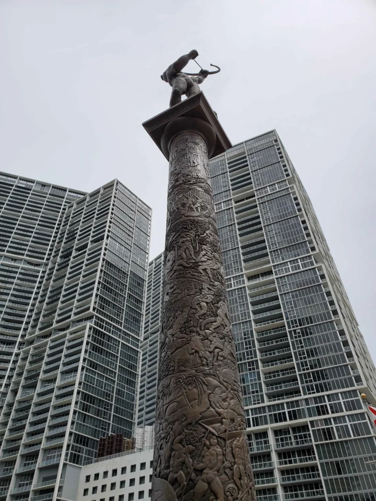 bajorrelieves que cuentan la historia de los tequesta en miami