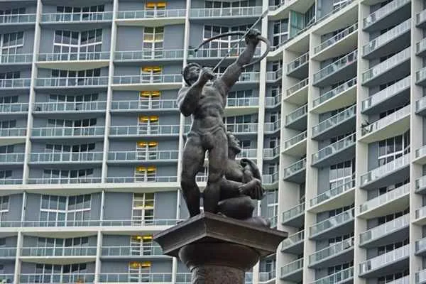 estatuade la familia tequesta, indigenas de miami