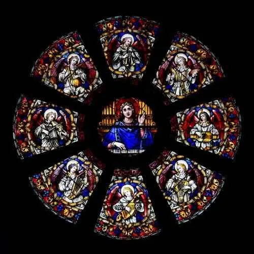 En el centro del rosetón se encuentra Santa Cecilia, patrona de la música sacra. A su alrededor, ocho querubines tocan instrumentos medievales.