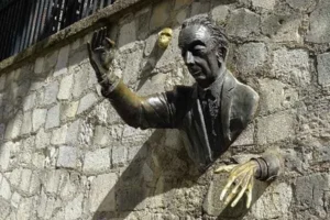 estatua de Marcel Ayme en Montmartre Paris