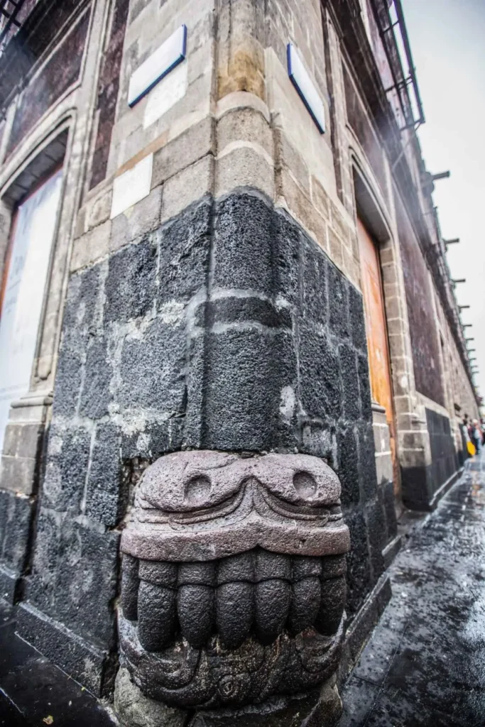 museo de historia de ciudad de mexico cabeza de serpiente en la esquina