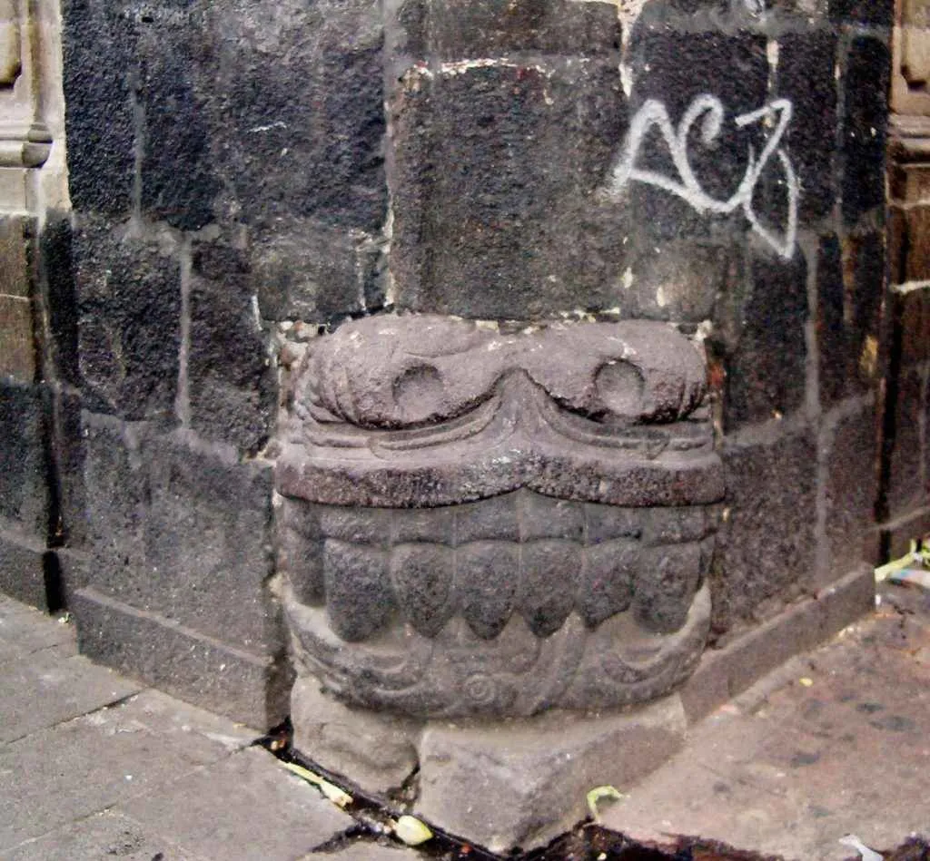 cabeza de serpiente talla de piedra
