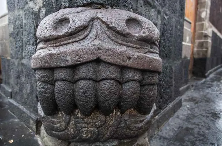 talla en piedra de cabeza de serpiente mexica