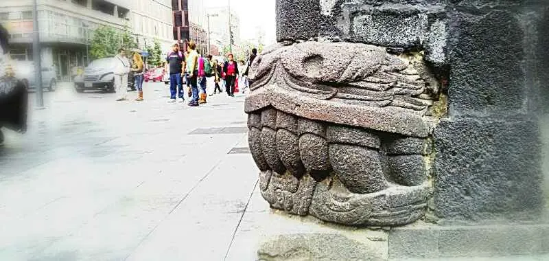 cabeza de serpiente mexica de piedra en cdmx