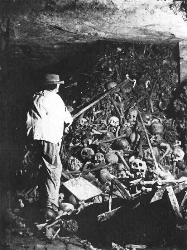 Una fotografía de las Catacumbas de París tomada en 1861. En los primeros días del osario, muchas secciones de la cripta parecían un depósito de huesos desorganizado antes de las renovaciones