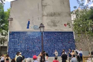 el muro del amor o muro de los te amo en paris francia