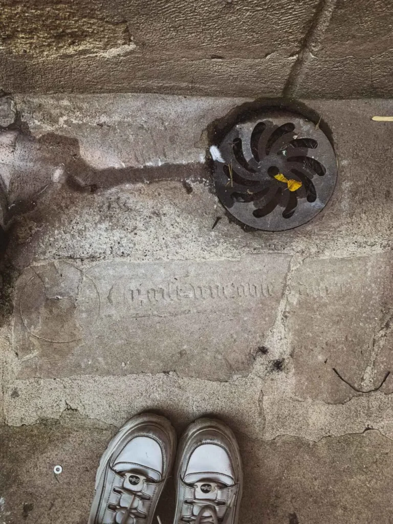 tour en el patio de las lápidas de paris