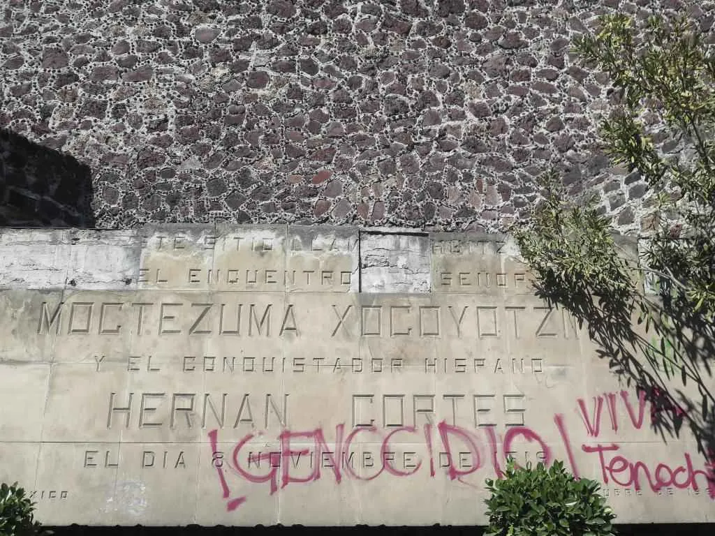 Antigua placa que conmemoraba el encuentro Moctezuma-Cortés