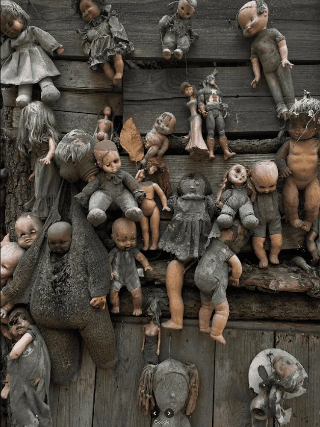 pared de la cabaña con muñecas sucias en xochimilco