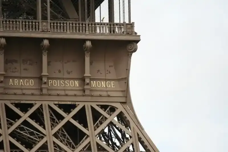 el homenaje de la torre eiffel a los cientificos franceses