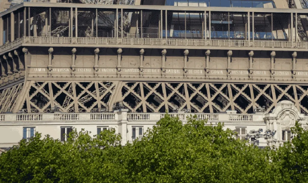 los cientificos homenajeados en la torre eiffel