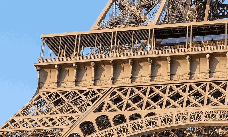 los nombres escritos en la torre eiffel