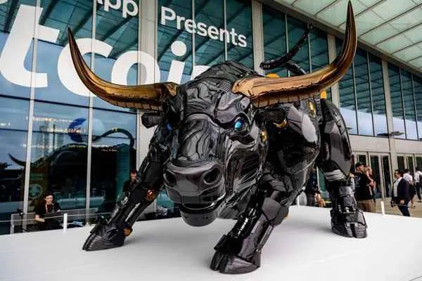 miami bull toro robotico futurista bitcoin