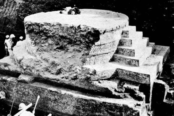 Pirámide de Ehécatl en 1967 al ser descubierta