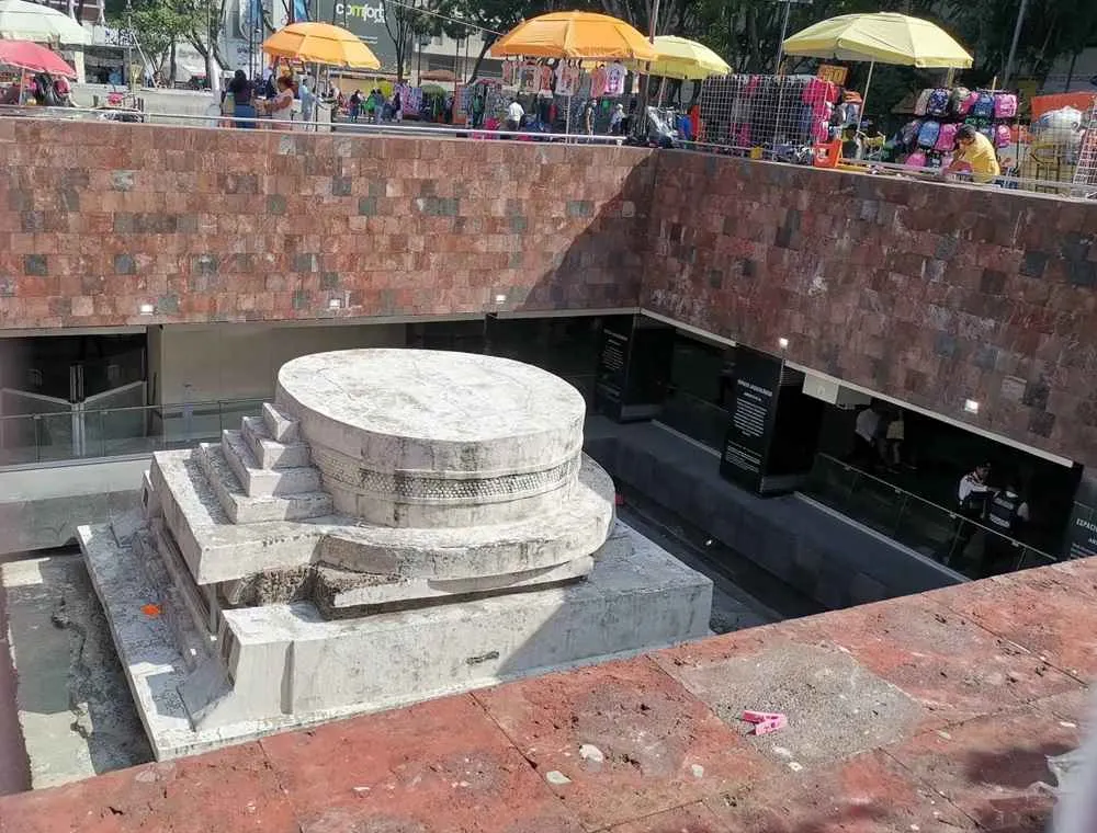 vendedores callejeros alrededor de la Pirámide de Ehécatl o pino suarez