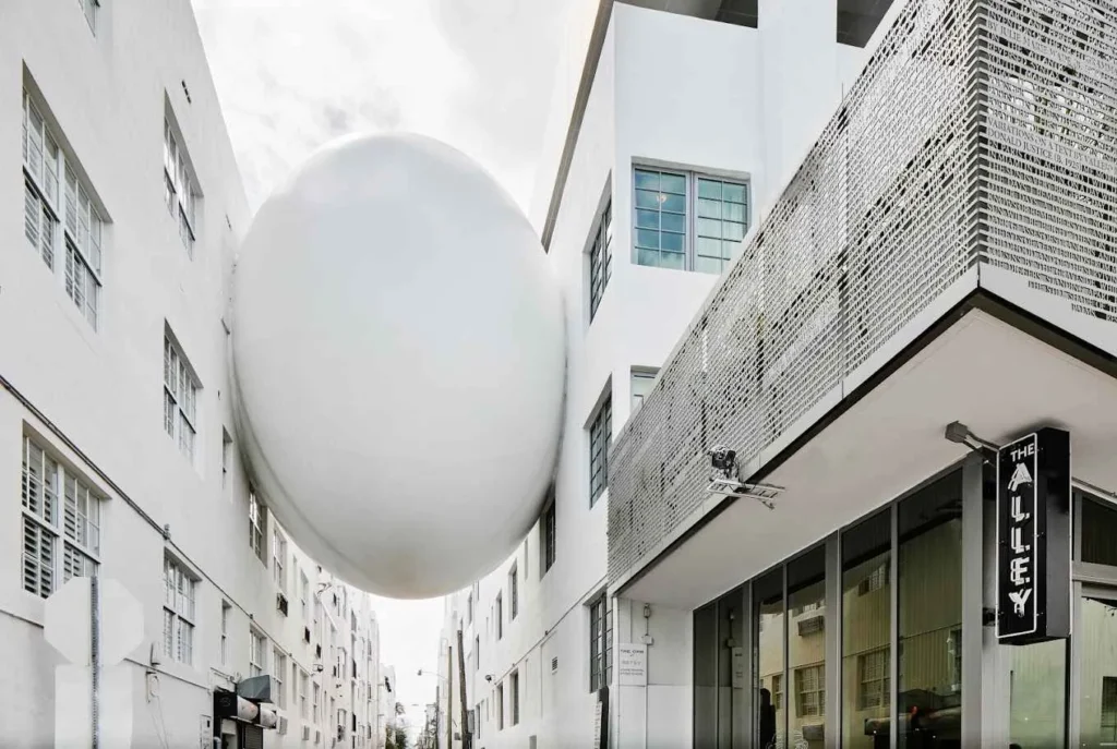Ocean Court miami beach escultura del huevo gigante