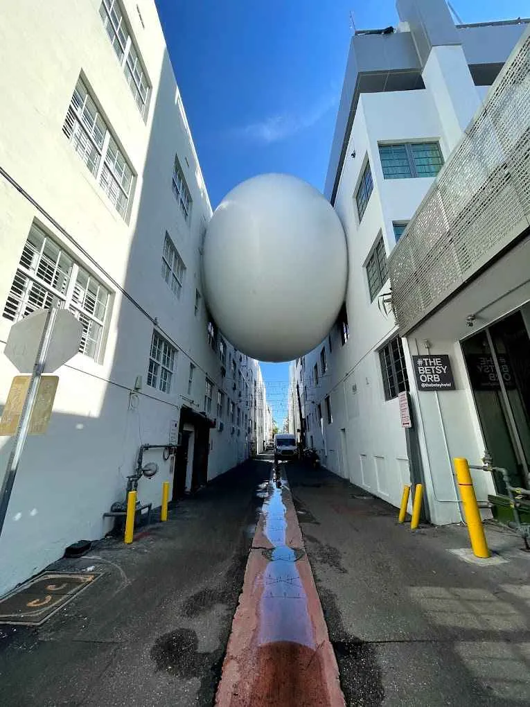 huevo gigante de miami beach