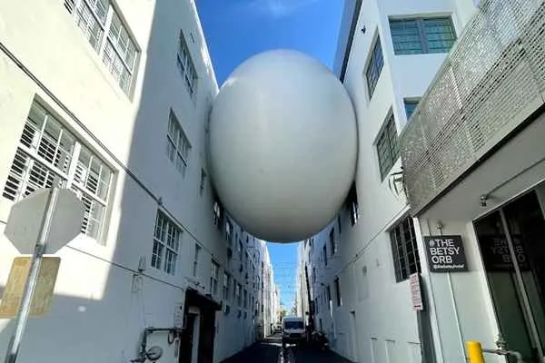 huevo gigante conocido como the betsy orb en miami beach