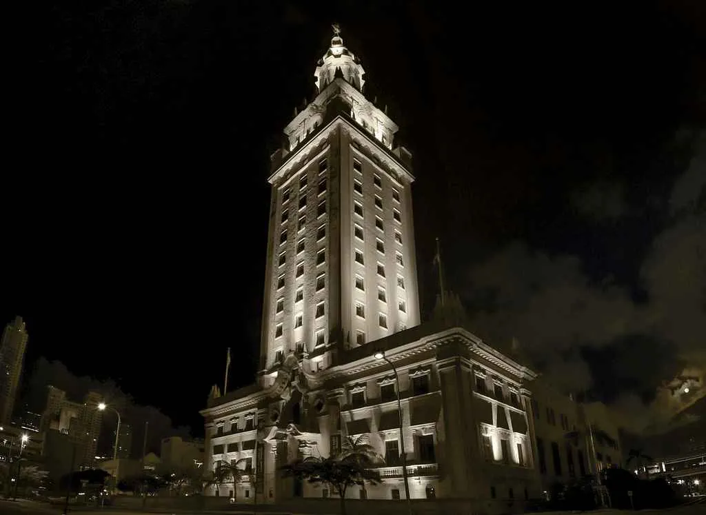 freedom tower de noche