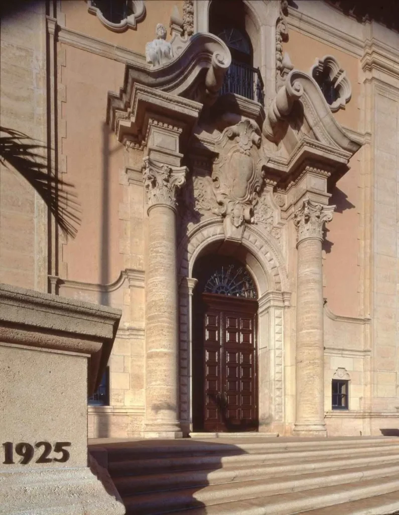 La entrada barroca adornada a la Torre de la Libertad