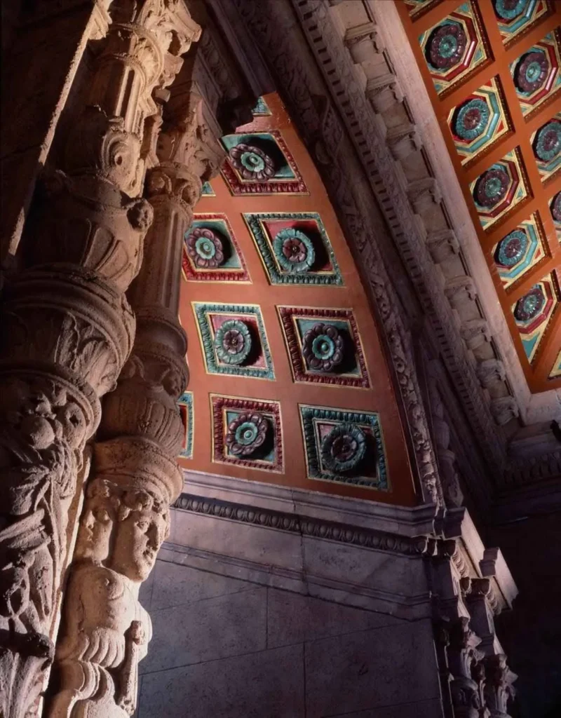 Los detalles ornamentados de los interiores de la Torre de la Libertad