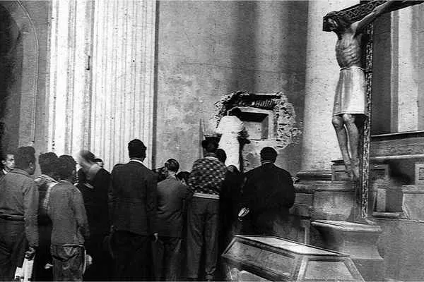 tumba de hernan cortes en la parroquia de jesus nazareno en cdmx