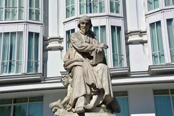 monumento a calderon de la barca en plaza santa ana madrid