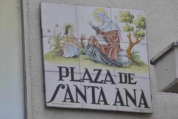 plaza de santa ana en el barrio de letras madrid