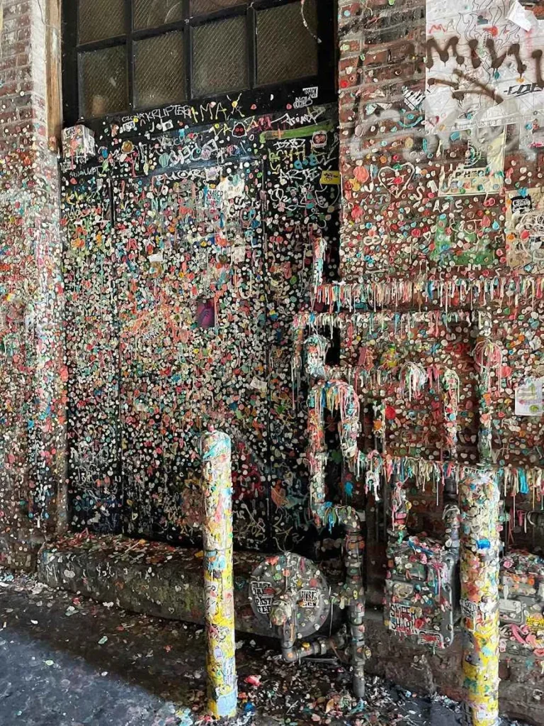 Primer plano del Muro de Chicles en Seattle