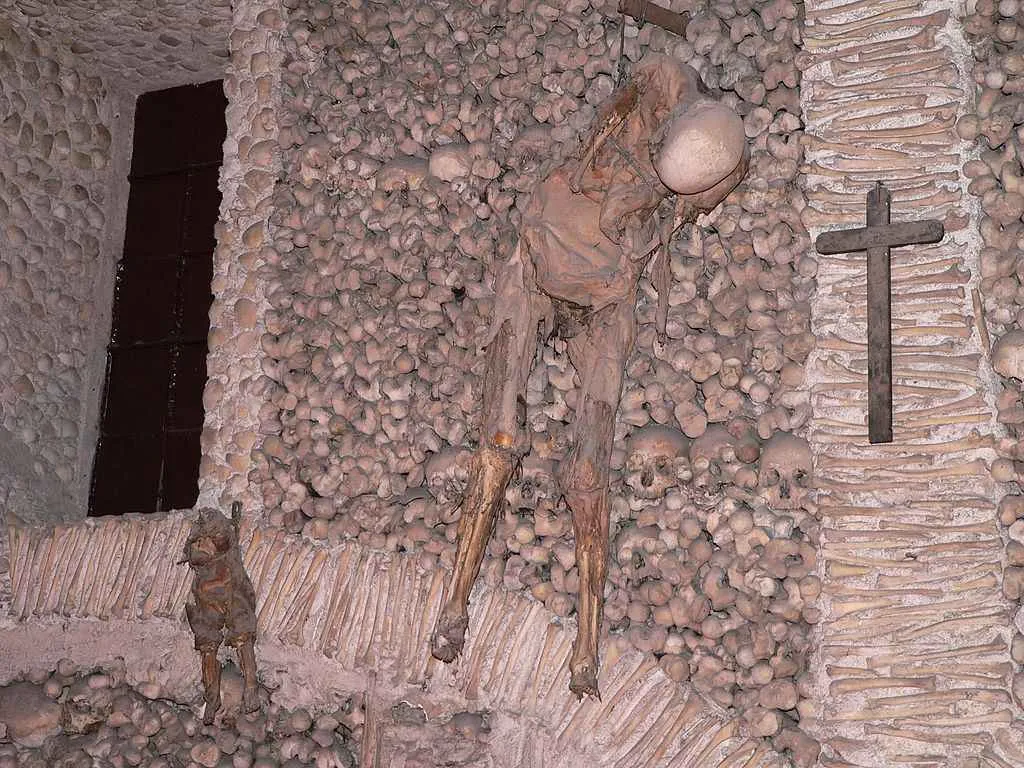 momia en Interior de la Capilla de los Huesos en Évora