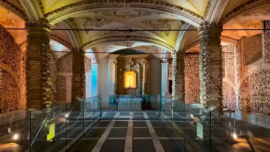 Paredes cubiertas de huesos en Évora