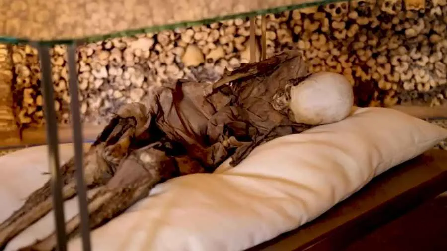 Momia y Arte macabro en la Capilla de los Huesos