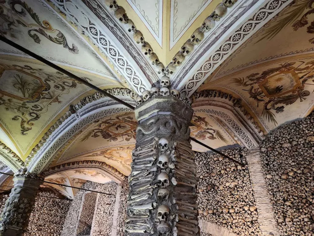 Muros de huesos en la capilla de Évora
