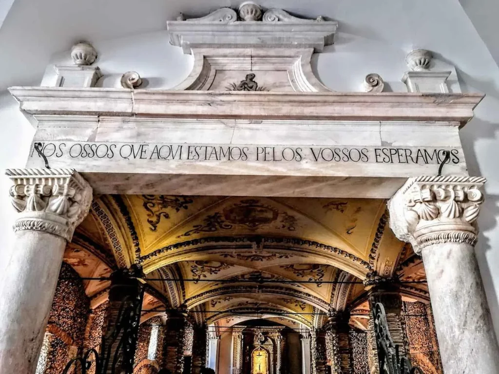 Huesos humanos en la Capilla de Évora